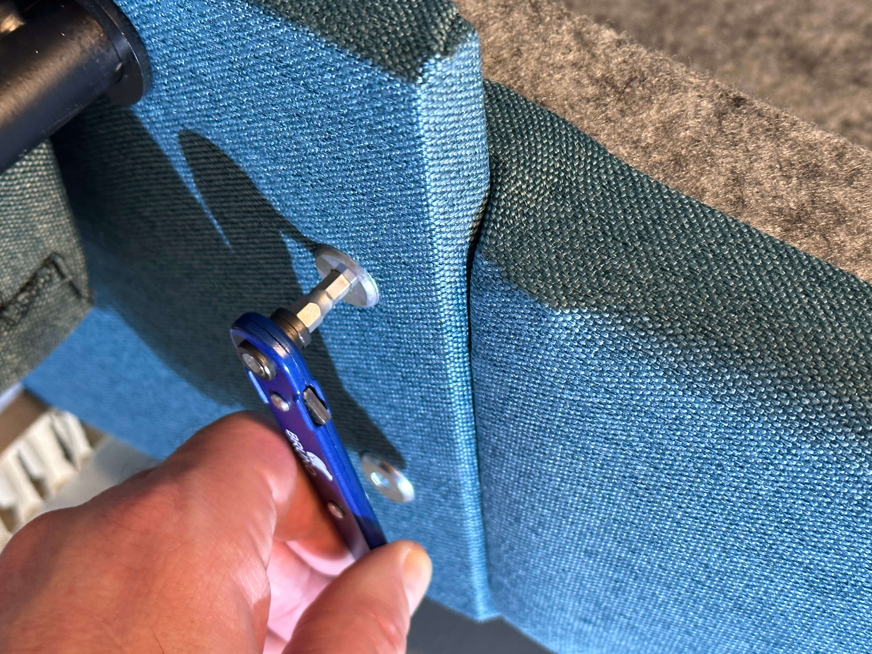Bruno Ecksofa Aufbau mit Werkzeug